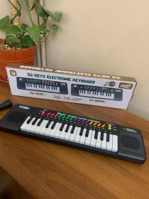 **بيانو موسيقي مع ألوان رائعة لتعلم العزف والتمتع بالألحان**